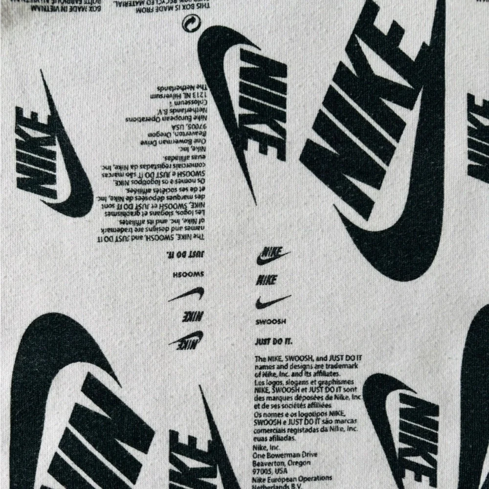Nike B NSW Futura Allover Print Boy’s Black and White Crewneck Sweatshirt Size L